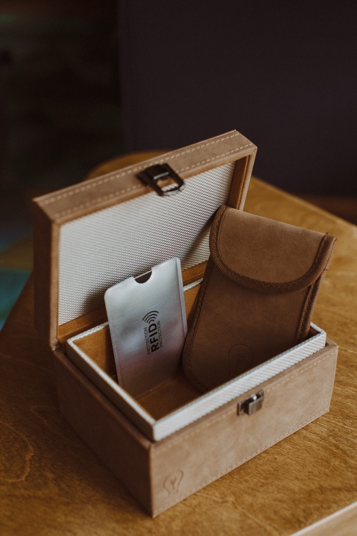 Brązowy - Zestaw pudełko (klatka faradaya na kluczyki + Etui na kluczyk keyless + Etui na kartę