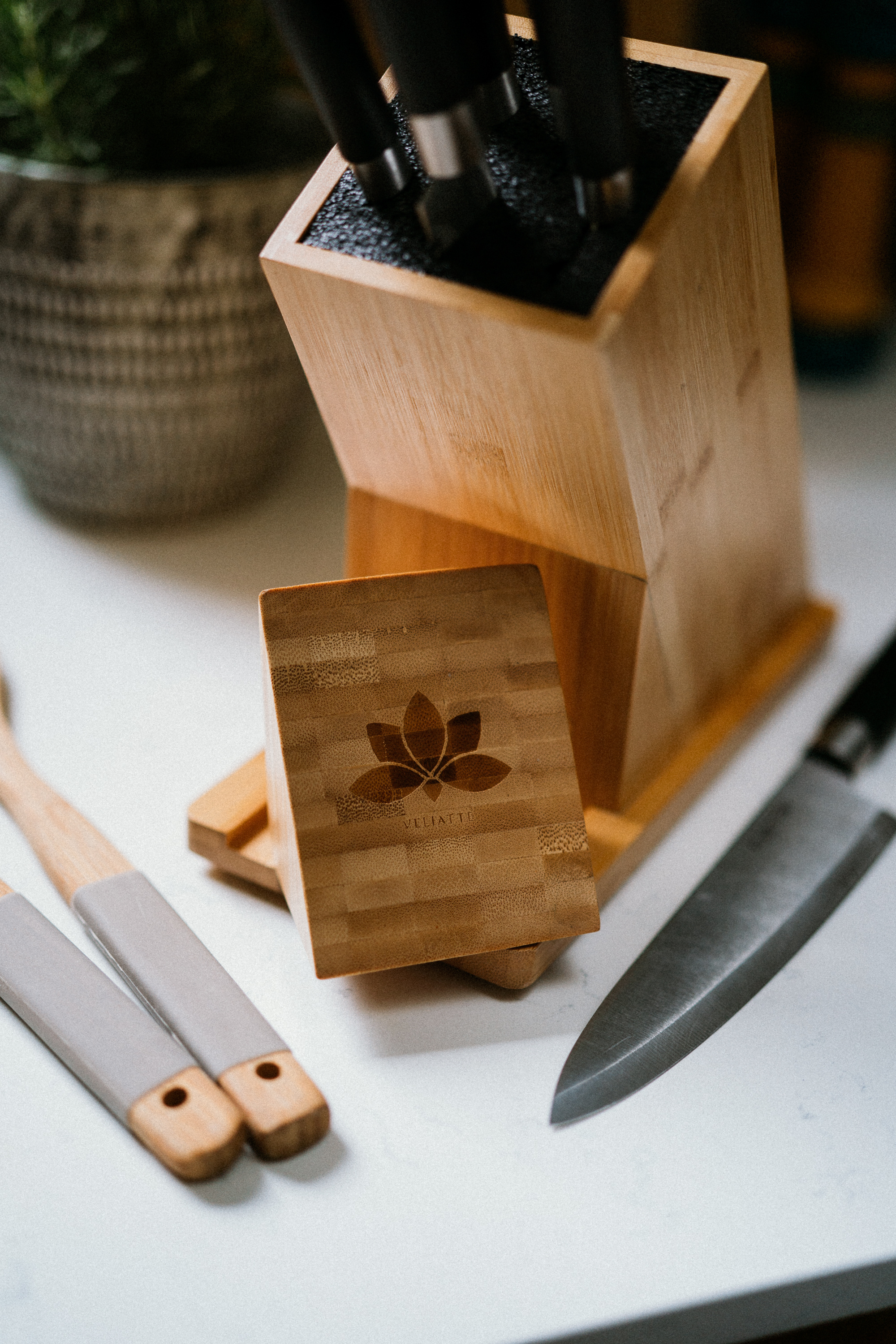 Bambusowa Elegancja w Twojej Kuchni: Jak Prawidłowo Przechowywać i Ostrzyć Noże dzięki Produktom Veliatte